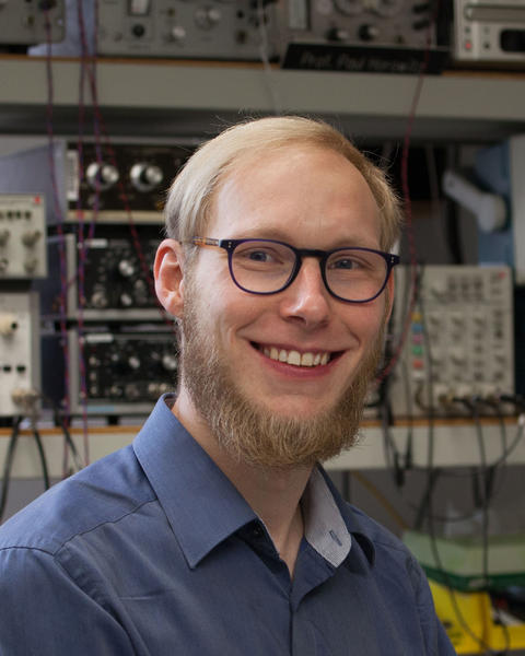 Stefan Knirck in the electronics lab